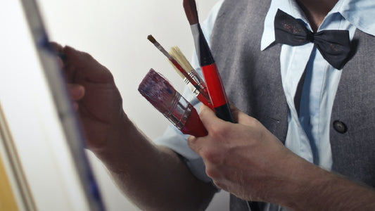 Artiste en Costume en train de Peindre
